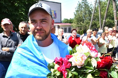 У селі на Вінниччині зустріли бійця, який понад два роки був у російському полоні У селі на Вінниччині зустріли бійця, який понад два роки був у російському полоні