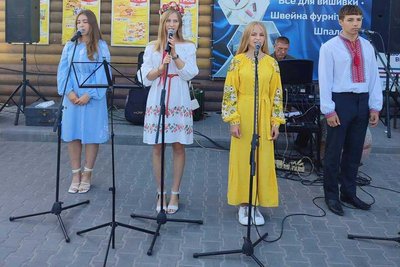 Піднімають дух українського народу та донатять на армію: як на Вінниччині гурт “Прилучаночка” допомагає захисникам Піднімають дух українського народу та донатять на армію: як на Вінниччині гурт “Прилучаночка” допомагає захисникам