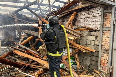 Рятувальник гасить пожежу, яка зайнялася внаслідок влучання російського дрона, Великий Бурлук, 22 березня 2026 року Рятувальник гасить пожежу, яка зайнялася внаслідок влучання російського дрона, Великий Бурлук, 22 березня 2026 року