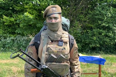 "Подолали дистанцію в 25 кілометрів": курсантам-розвідникам на Рівненщині вручили їхні перші берети "Подолали дистанцію в 25 кілометрів": курсантам-розвідникам на Рівненщині вручили їхні перші берети