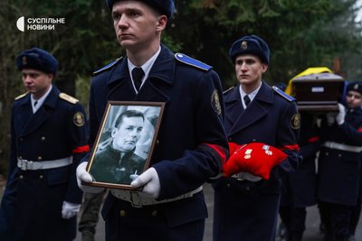 Світлина загиблого першого заступника міністра внутрішніх справ України Євгенія Єніна та труна з його тілом на Байковому кладовищі для церемонії поховання, Київ, 21 січня 2023 року.