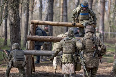 Новоприбулі військові 151-ї ОМБр долають лінію перешкод з психологічним навантаженням Новоприбулі військові 151-ї ОМБр долають лінію перешкод з психологічним навантаженням