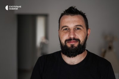 Ігор вдома у Києві, жовтень 2022 року. Ветеран Ігор Безкаравайний підірвався на міні в Донецькій області та втратив частину ноги у 2015 році Ігор вдома у Києві, жовтень 2022 року. Ветеран Ігор Безкаравайний підірвався на міні в Донецькій області та втратив частину ноги у 2015 році