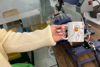 Виготовляють чашки, шопери, футболки: у громаді на Рівненщині підлітки вчаться вести бізнес Виготовляють чашки, шопери, футболки: у громаді на Рівненщині підлітки вчаться вести бізнес