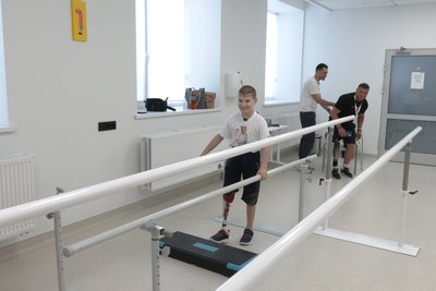 Сашко Решетняк з Малого Бурлука вчиться ходити на протезі у реабілітаційному центрі "Superhumans" у Львові Сашко Решетняк з Малого Бурлука вчиться ходити на протезі у реабілітаційному центрі "Superhumans" у Львові