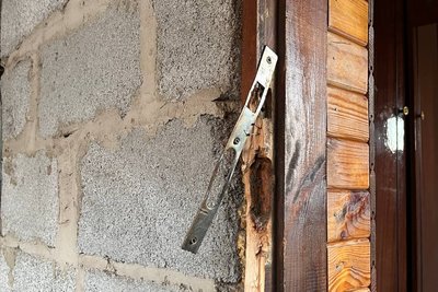 Вибиті вікна, двері, пошкоджені стіни: в одній із громад Житомирщині усувають наслідки атаки армії РФ Вибиті вікна, двері, пошкоджені стіни: в одній із громад Житомирщині усувають наслідки атаки армії РФ