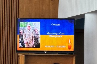 У Бердичеві родинам загиблих військових передали державні нагороди У Бердичеві родинам загиблих військових передали державні нагороди