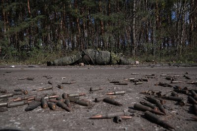 Тіло російського військового на узбіччі дороги при в'їзді в Лиман зі сторони Дробишевого, Донеччина, жовтень 2022 року.