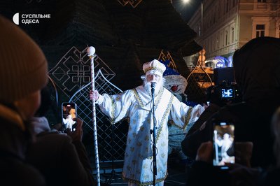У центрі Одеси відкрили новорічну ялинку