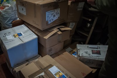 Гуманітарна допомога для цивільних і військових, які воюють на сході, Донеччина, грудень 2022 року. Окрім товарів першої необхідності тут також халяльна тушкованка — дуже цінний продукт для підрозділів, де служать бійці-мусульмани. Гуманітарна допомога для цивільних і військових, які воюють на сході, Донеччина, грудень 2022 року. Окрім товарів першої необхідності тут також халяльна тушкованка — дуже цінний продукт для підрозділів, де служать бійці-мусульмани.