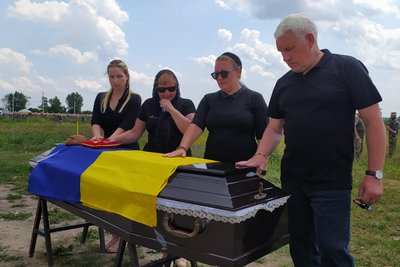 "Знищив дев'ятьох російських військових". У Харкові попрощалися із загиблим снайпером "Знищив дев'ятьох російських військових". У Харкові попрощалися із загиблим снайпером
