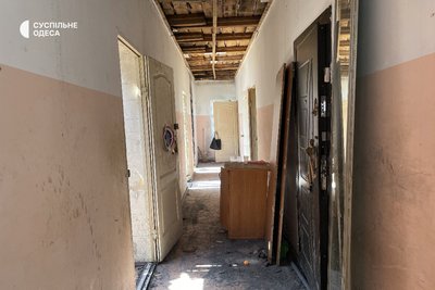 Три тижні без світла та газу й з дірою замість стелі: в Одесі мешканці згорілого будинку просять міськраду про допомогу Три тижні без світла та газу й з дірою замість стелі: в Одесі мешканці згорілого будинку просять міськраду про допомогу