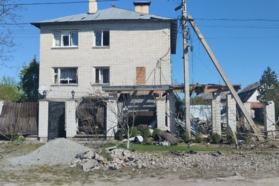 Паркану немає, вікна вилетіли, дах злетів, авто не відновити — жителі Житомирщини про наслідки обстрілу РФ Паркану немає, вікна вилетіли, дах злетів, авто не відновити — жителі Житомирщини про наслідки обстрілу РФ