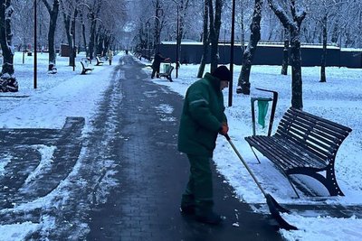 Комунальник прибирає сніг в Харківському парку Комунальник прибирає сніг в Харківському парку