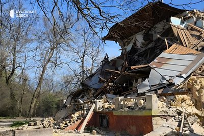 "Ніколи не була об’єктом культурної спадщини": в Одесі знесли частину історичної будівлі дачі Мандражі "Ніколи не була об’єктом культурної спадщини": в Одесі знесли частину історичної будівлі дачі Мандражі