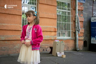 Школярка з Одеси продає власноруч сплетені браслети, аби допомогти ЗСУ Школярка з Одеси продає власноруч сплетені браслети, аби допомогти ЗСУ
