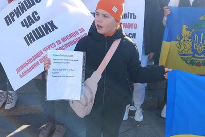 У Києві родини військових зібралися на мітинг з вимогою демобілізації У Києві родини військових зібралися на мітинг з вимогою демобілізації