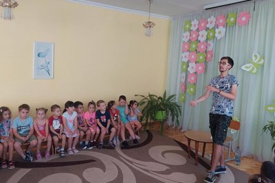 Вусатий нянь: як 25-річний звягелець став вихователем дитсадка Вусатий нянь: як 25-річний звягелець став вихователем дитсадка