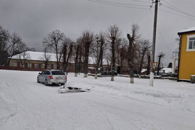 Пристрій із підручних матеріалів — староста у громаді на Житомирщині власноруч розчищає сільські дороги від снігу Пристрій із підручних матеріалів — староста у громаді на Житомирщині власноруч розчищає сільські дороги від снігу