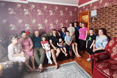 "Багато людей в Європу виїхали, а ми відбудовуємо Україну тут": родина Волошків з Житомирщини виховала 13 дітей "Багато людей в Європу виїхали, а ми відбудовуємо Україну тут": родина Волошків з Житомирщини виховала 13 дітей