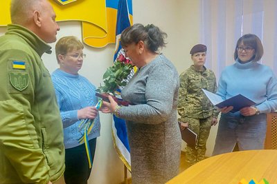 У Житомирі рідні п'яти загиблих захисників отримали ордени У Житомирі рідні п'яти загиблих захисників отримали ордени