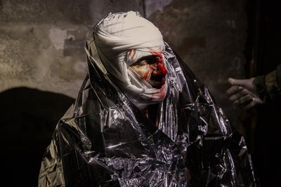 Лікарі надають допомогу пораненому у Покровську
