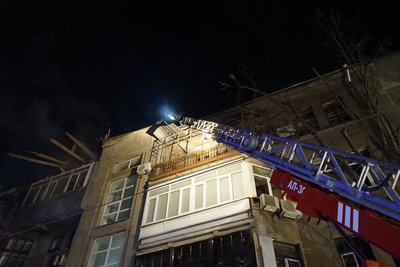 Зруйнований дах, вибиті вікна: фоторепортаж з обстріляного будинку у центрі Харкова Зруйнований дах, вибиті вікна: фоторепортаж з обстріляного будинку у центрі Харкова