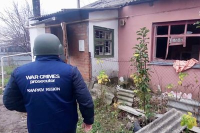 Працівник прокуратури біля пошкодженого через російську атаку на Берестин будинку Працівник прокуратури біля пошкодженого через російську атаку на Берестин будинку