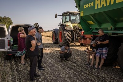 Фермери відпочивають під час збору врожаю на полі Фермери відпочивають під час збору врожаю на полі