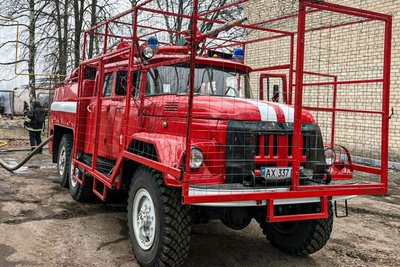 Пожежна машина на місці влучання російських безпілотників у Великому Бурлуку, 22 березня 2026 року Пожежна машина на місці влучання російських безпілотників у Великому Бурлуку, 22 березня 2026 року