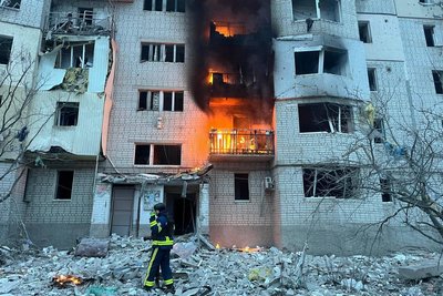 Пожежа в багатоповерхівці у Куп'янську, яка зайнялася після влучання Пожежа в багатоповерхівці у Куп'янську, яка зайнялася після влучання