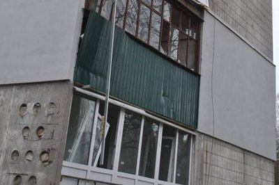 Багатоповерхівка у Чугуєві, яка була пошкоджена внаслідок російської атаки 2 грудня 2025 року Багатоповерхівка у Чугуєві, яка була пошкоджена внаслідок російської атаки 2 грудня 2025 року