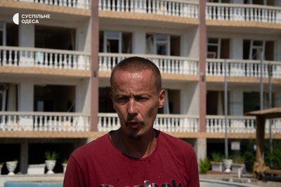 "Побачив ікону, взяв у руки й просто вистрибнув у вікно". Фоторепортаж з обстріляної Затоки на Одещині "Побачив ікону, взяв у руки й просто вистрибнув у вікно". Фоторепортаж з обстріляної Затоки на Одещині