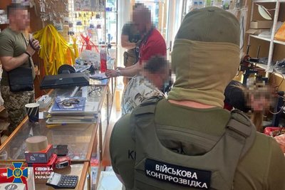Викритий на хабарях військовий чиновник