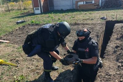 Земля буде безпечна: як рятувальники з Житомирщини розміновують території України Земля буде безпечна: як рятувальники з Житомирщини розміновують території України