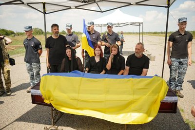 Мати розвідника з Одеси розповіла про смерть сина, нестачу дронів та зберігання тіл військових Мати розвідника з Одеси розповіла про смерть сина, нестачу дронів та зберігання тіл військових