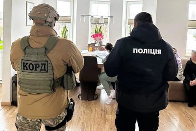На Закарпатті двох чиновників та брокера підозрюють у виготовленні підроблених сертифікатів На Закарпатті двох чиновників та брокера підозрюють у виготовленні підроблених сертифікатів