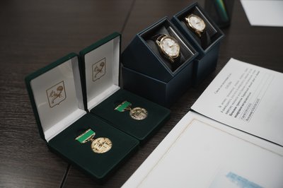 Відзнаки Харківської міської ради з подарунками, якими нагородили Сергія Соратокіна та Володимира Ольховського Відзнаки Харківської міської ради з подарунками, якими нагородили Сергія Соратокіна та Володимира Ольховського