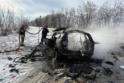 Рятувальники гасять пожежу автомобіля медиків, пошкодженого російським БпЛА біля Борщівки, 11 лютого 2026 року Рятувальники гасять пожежу автомобіля медиків, пошкодженого російським БпЛА біля Борщівки, 11 лютого 2026 року