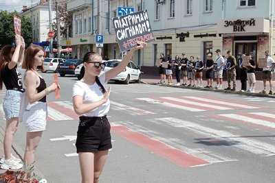 "Ми прийшли боротися за них, бути їхнім голосом": у Хмельницькому відбулася традиційна акція "Поверніть Героїв з полону" "Ми прийшли боротися за них, бути їхнім голосом": у Хмельницькому відбулася традиційна акція "Поверніть Героїв з полону"