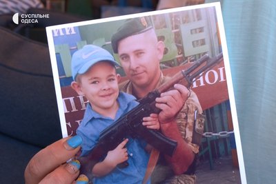 Чотири родини з міста Вилкове Одеської області чекають на повернення військових з острова Зміїний Чотири родини з міста Вилкове Одеської області чекають на повернення військових з острова Зміїний