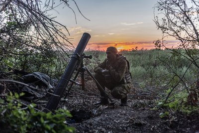 Український військовий готує міномет біля Бахмута