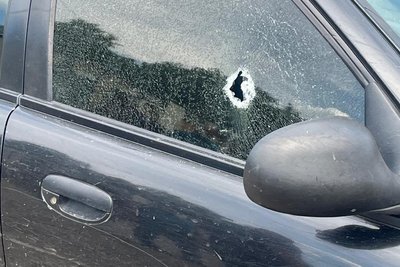 Уламок від дрона розбив скло в авто у Золочеві Уламок від дрона розбив скло в авто у Золочеві