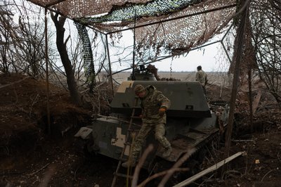 бійці артилерійського розрахунку маскують САУ "Акація" бійці артилерійського розрахунку маскують САУ "Акація"