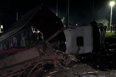 Поблизу "Коломака" вантажівка в'їхала в пасажирський потяг Поблизу "Коломака" вантажівка в'їхала в пасажирський потяг