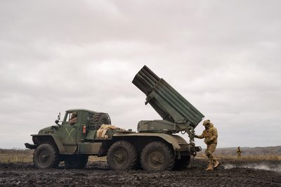 Бійці 59-тої бригади стріляють з Граду по російських позиціях Бійці 59-тої бригади стріляють з Граду по російських позиціях