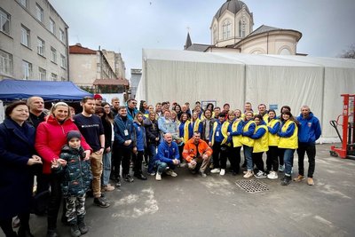 Команда гуманітарного центру "Гостинна хата" та представники міської влади Команда гуманітарного центру "Гостинна хата" та представники міської влади