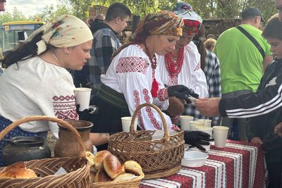 Варили борщ і донатили на ЗСУ — на Житомирщині вчетверте провели гастрофест "Білий Борщ і не тільки" Варили борщ і донатили на ЗСУ — на Житомирщині вчетверте провели гастрофест "Білий Борщ і не тільки"