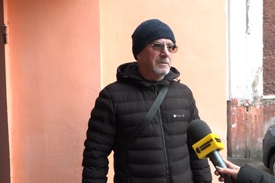 У Житомирі ветеран чекає понад пів року на підйомник у під'їзді, аби самостійно пересуватися — чому досі не збудували У Житомирі ветеран чекає понад пів року на підйомник у під'їзді, аби самостійно пересуватися — чому досі не збудували