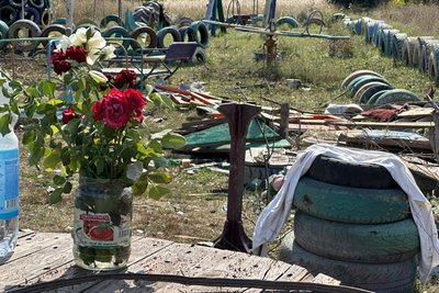 «Дівчинку розкидало по всьому майданчику, я три ночі не спала». Як живе під обстрілами Билбасівка біля Слов'янська «Дівчинку розкидало по всьому майданчику, я три ночі не спала». Як живе під обстрілами Билбасівка біля Слов'янська